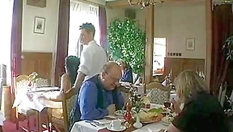 Il baise sa femme avec le serveur en plaint restaurant Il baise sa femme avec le serveur en plaint restaurant