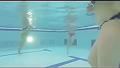Handjobs and blowjobs in the swimming pool Handjobs and blowjobs in the swimming pool