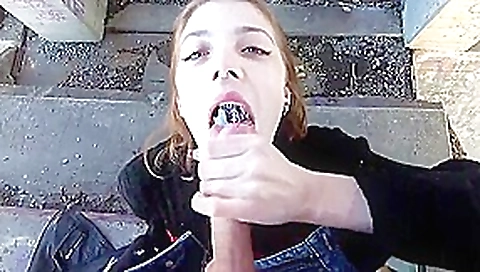 Het paar vond een afgelegen plek voor het nemen van orale POV-porno op straat Het paar vond een afgelegen plek voor het nemen van orale POV-porno op straat