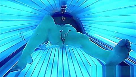 Geiles Girl masturbiert im offentlichen Solarium mit Cam gefilmt