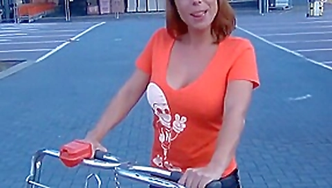 Rothaarige milf auf dem parkplatz vom supermarkt gefickt Rothaarige milf auf dem parkplatz vom supermarkt gefickt