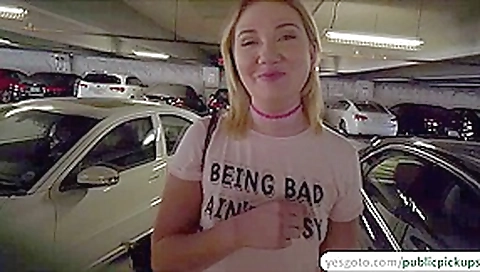 Horny Zelda Morrison gets fucked in an alleyway for cash
