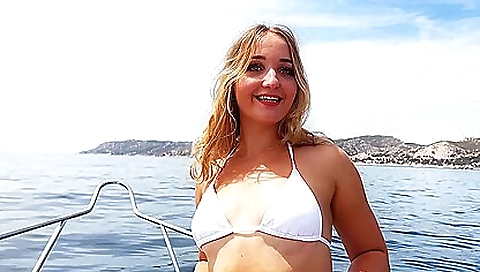 Chloé, 18, lets herself be guided by Pam... Chloé, 18, lets herself be guided by Pam...